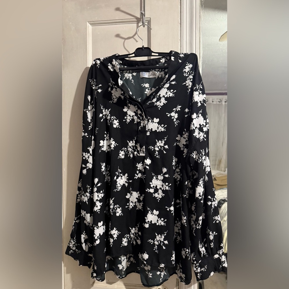 Time and Tru Black and White Floral Blouse